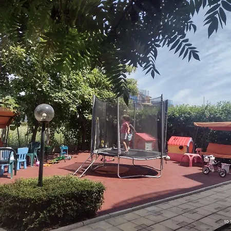 アパート на градина